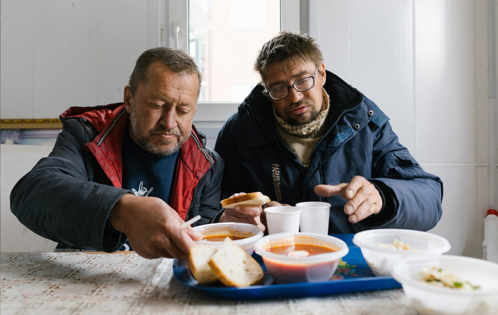 Бездомные в столовой