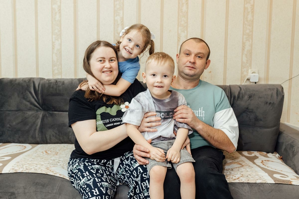 Портрет семьи, мама, папа, двое детей мальчик и девочка