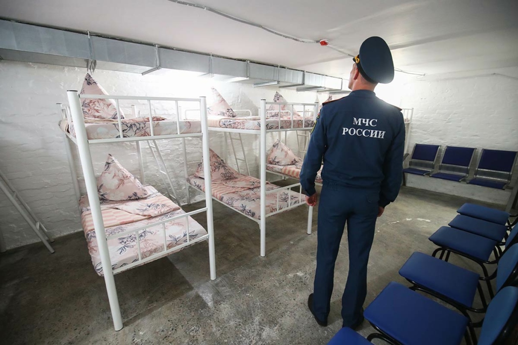 Сотрудник МЧС проверяет помещение бомбоубежища в жилом доме в Волгограде в ходе плановых учений по гражданской обороне