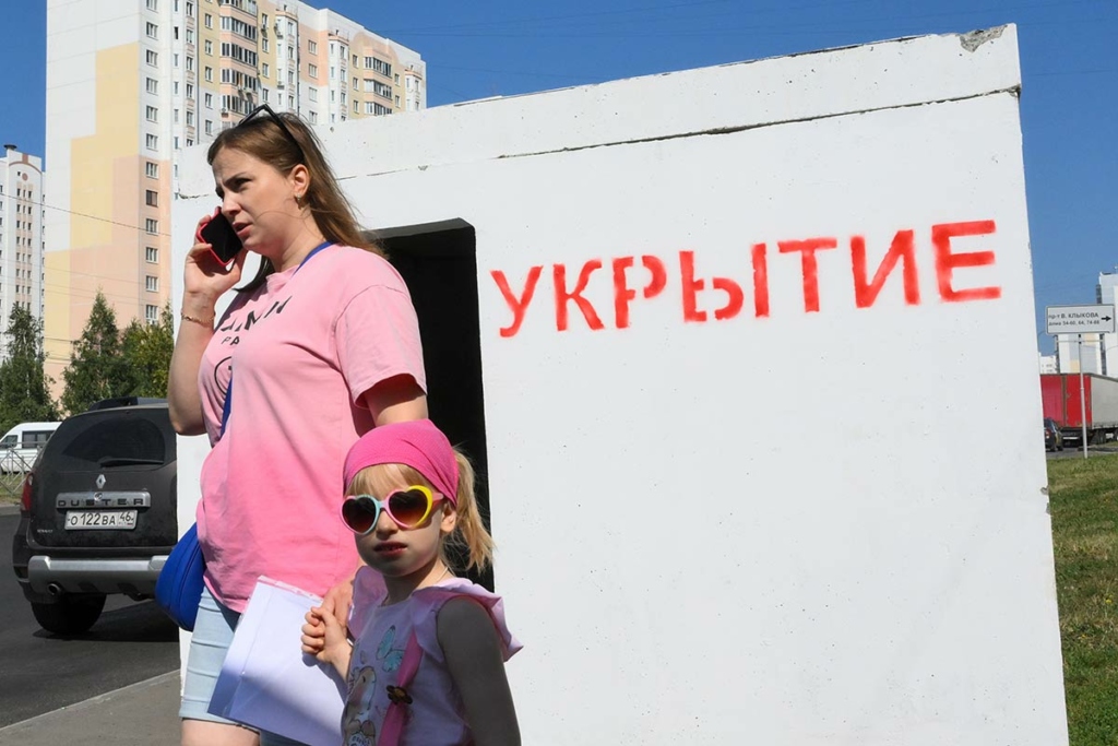 Железобетонное укрытие на улице в Курске. Решение об установке защитных конструкций в местах массового скопления людей было принято оперативным штабом.