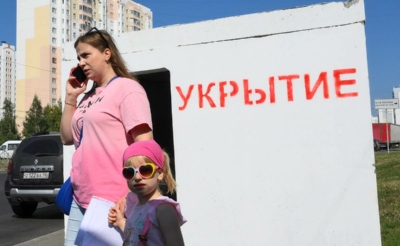 Железобетонное укрытие на улице в Курске. Решение об установке защитных конструкций в местах массового скопления людей было принято оперативным штабом.