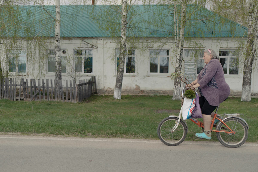 Женщина на велосипеде едет по улице