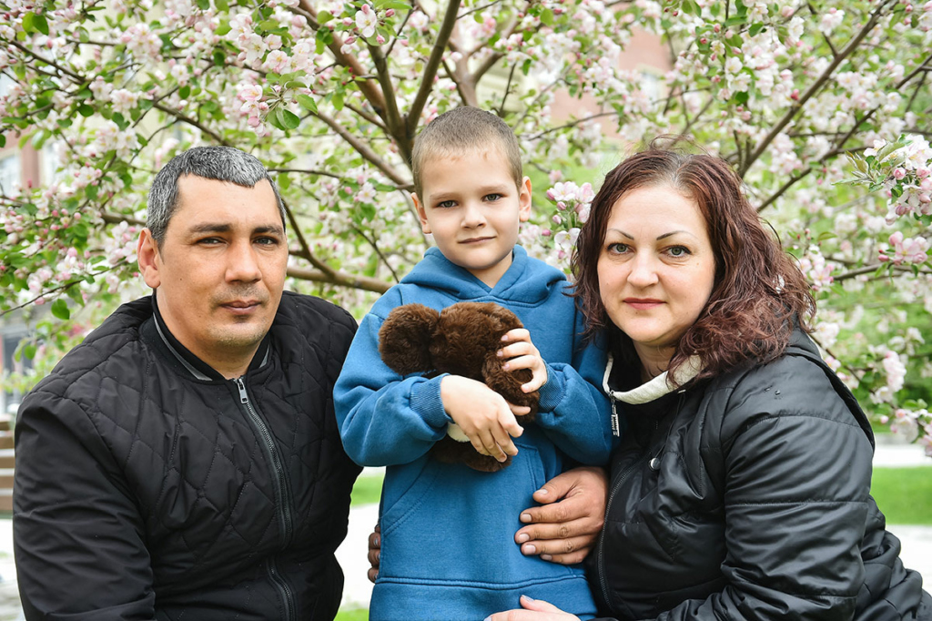 Мальчик с папой и мамой