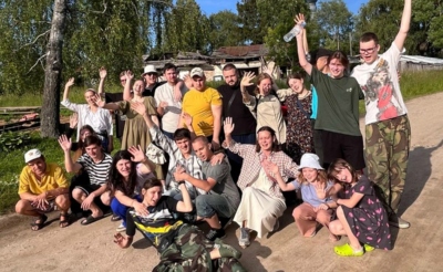 Группа людей позируют фотографу