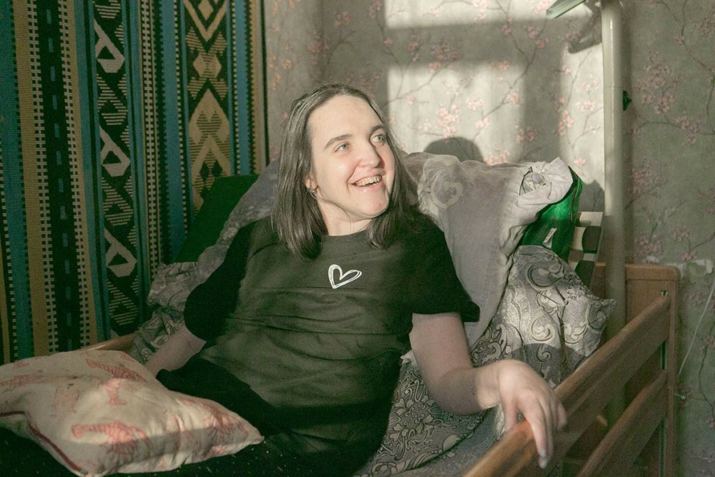 Девушка сидит в кровати