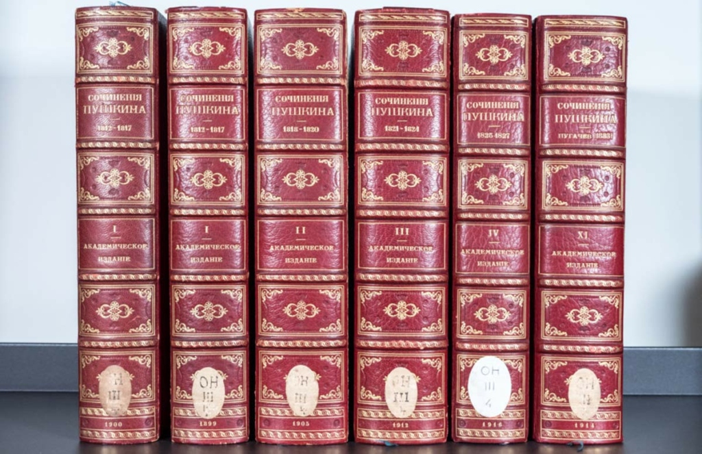 Академическое издание 1905 года «Собрания сочинений А.С. Пушкина» из коллекции А.Ф. Онегина с именным шифром OH. Фото: университетская библиотека языков и цивилизаций, Париж