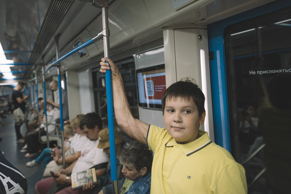 Мальчик в вагоне метро