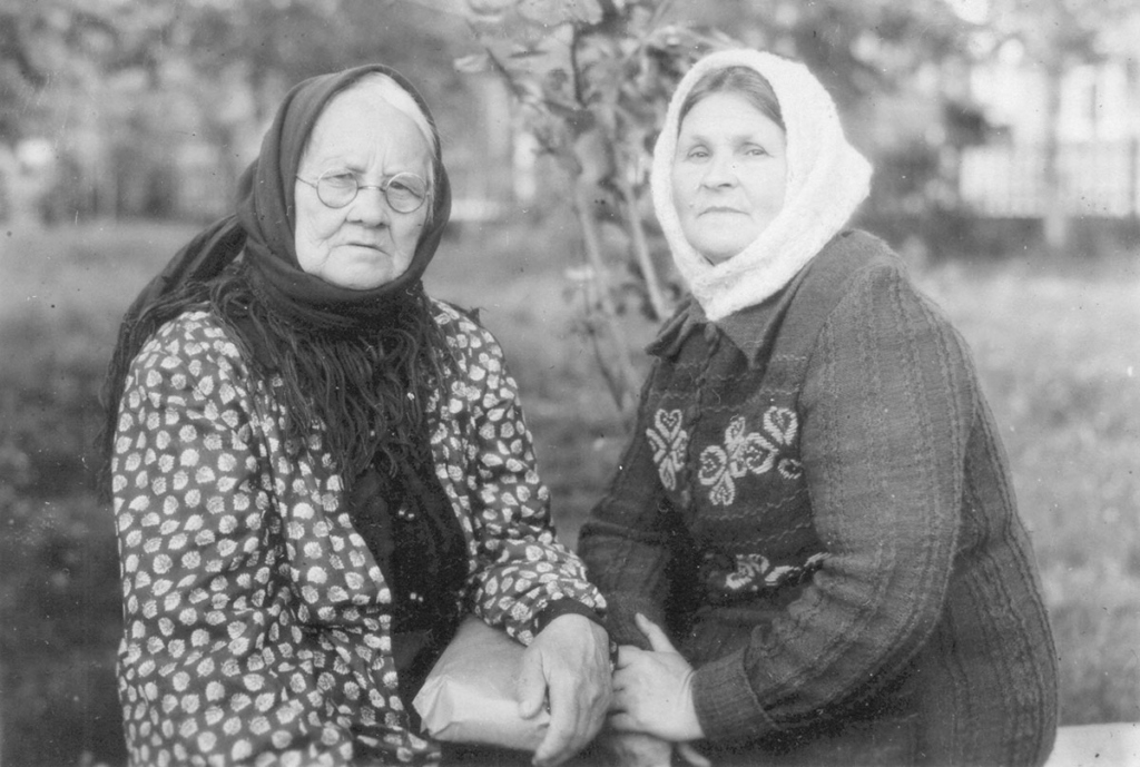 Анна Янгасова (в темном платке) до самой смерти ухаживала за могилами священномученика Николая Порецкого и монахинь Таисии и Рафаилы. Она была верующей и часто просила священников послужить на могилах дорогих ей людей панихиду. Фото: из архива М.А.Поляниной