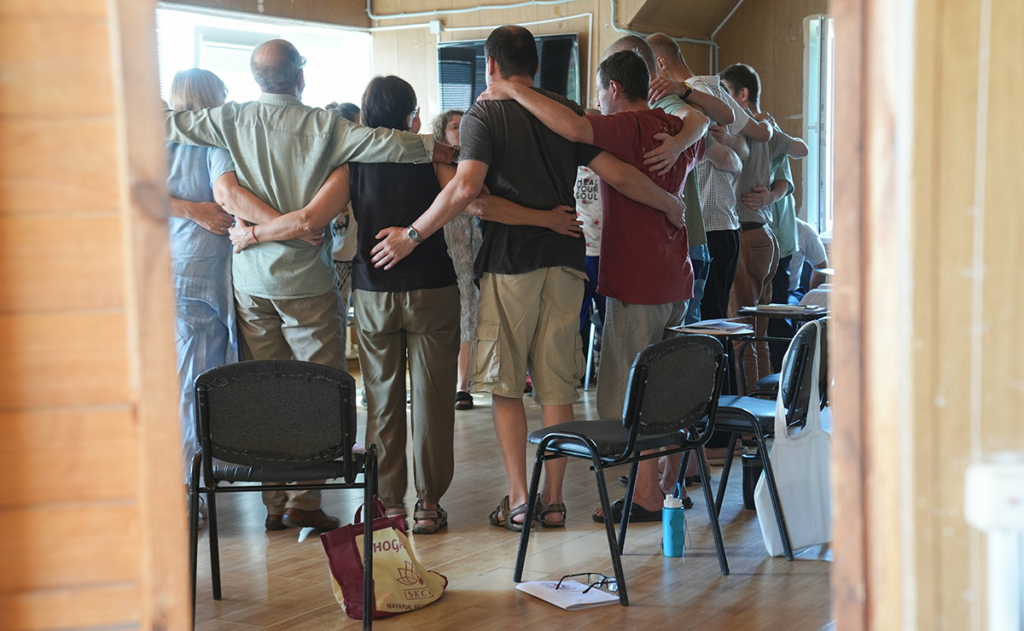 Группа людей встали в круг