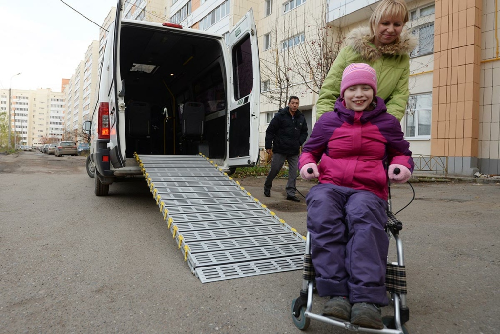 Пассажиры бесплатного такси для детей с ограниченными возможностями, организованное благотворительным фондом "День Добрых Дел" (ДДД), в Казани.