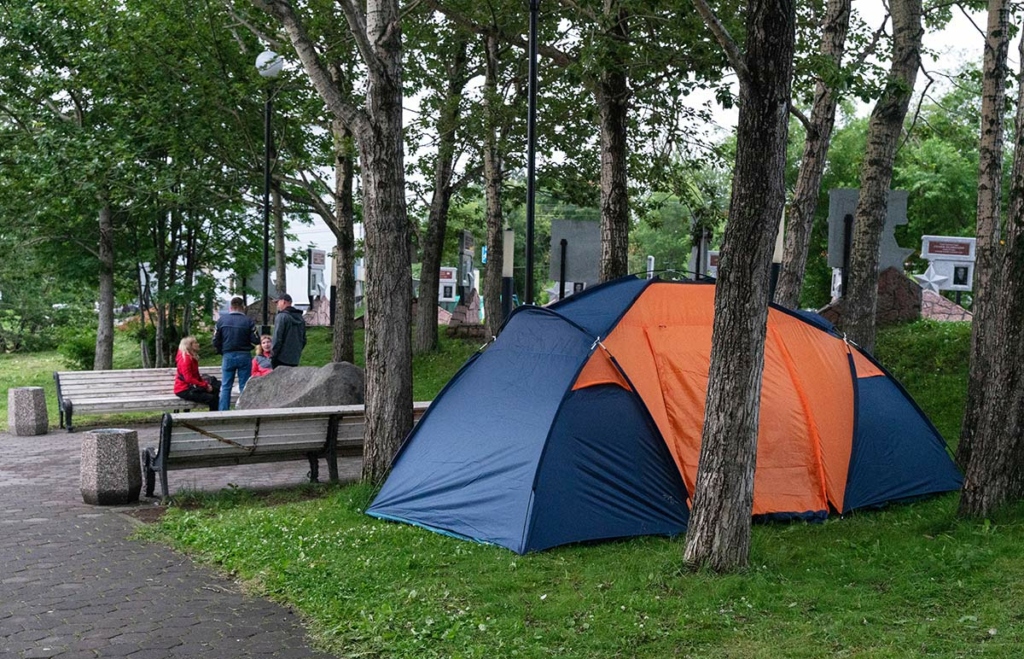 Местные жители в парке Победы в Петропавловске-Камчатском. Некоторые жители ночуют в палатках в парке Победы из-за страха повторного землетрясения. Магнитуда землетрясения на Камчатке составила 8,7 - сильнейшее в регионе с 1952 года. Угроза цунами объявлена на Камчатке, на всех Курильских островах, а также почти по всему восточному побережью Японии, на Аляске и в американских штатах Калифорния и Орегон
