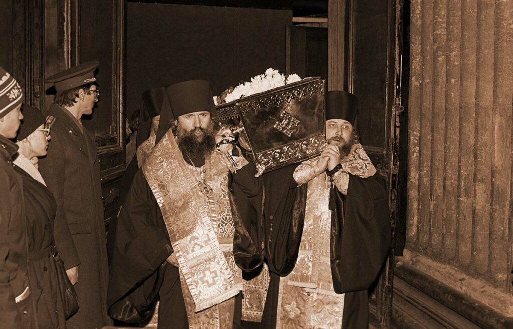 Церемония передачи мощей Серафима Саровского Русской Православной Церкви. Казанский кафедральный собор в Ленинграде, который не был действующим с 1932 по 1991 год, так как в нем располагался Музей истории религии и атеизма Академии наук СССР. Фото: Сергей Компанийченко/РИА Новости, 11.01.1991