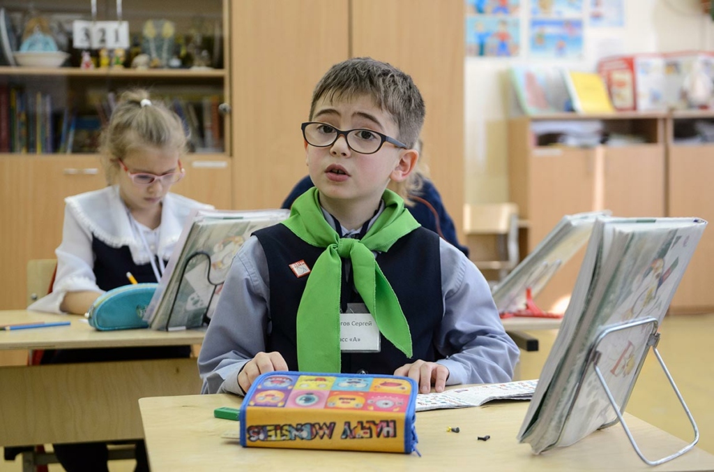 Ученики на уроке в лицее №58, на базе которого с 2002 года работают классы для обучения слабовидящих детей. Новоуральский лицей признан лучшей инклюзивной школой в Свердловской области