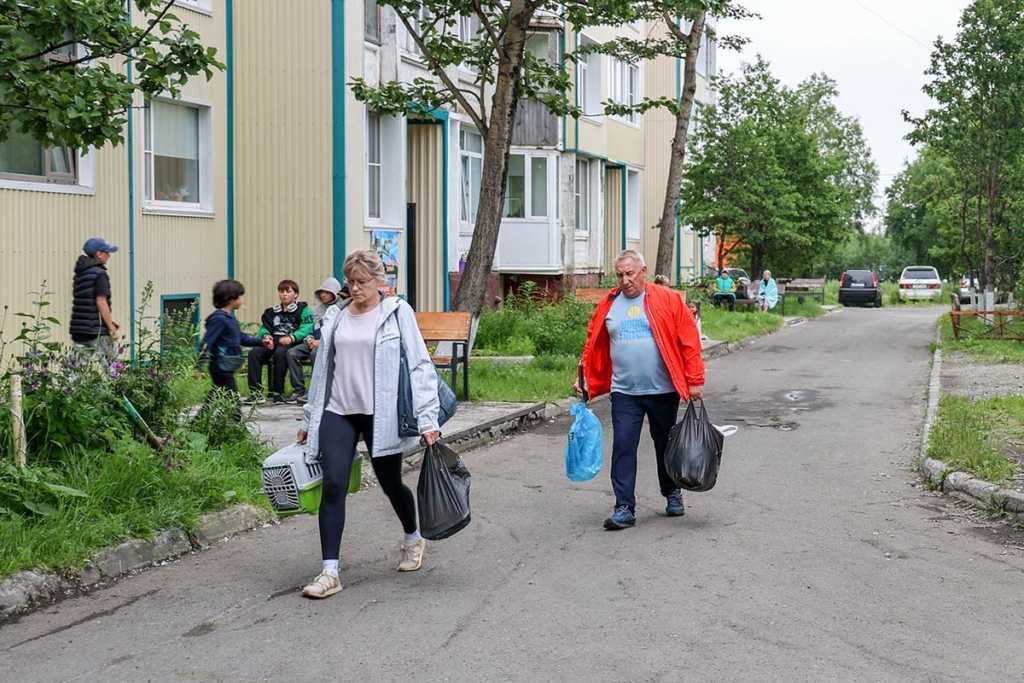 Россия. Камчатский край. Петропавловск-Камчатский. Люди с вещами первой необходимости на улицах города. Сильнейшее за весь инструментальный период наблюдений землетрясение произошло в Камчатском крае, по разным оценкам, магнитуда достигла 8,7 баллов