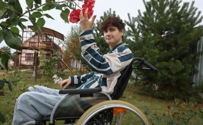 Юноша на инвалидной коляске