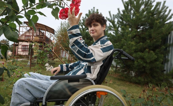 Юноша на инвалидной коляске
