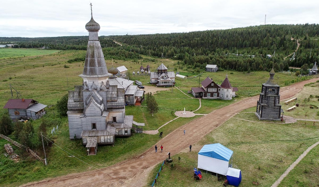 Церковь Успения Пресвятой Богородицы в селе Варзуга Терского района в Мурманской области.