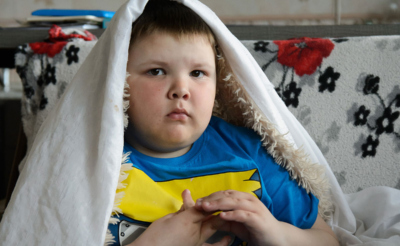 Мальчик, накрытый одеялом