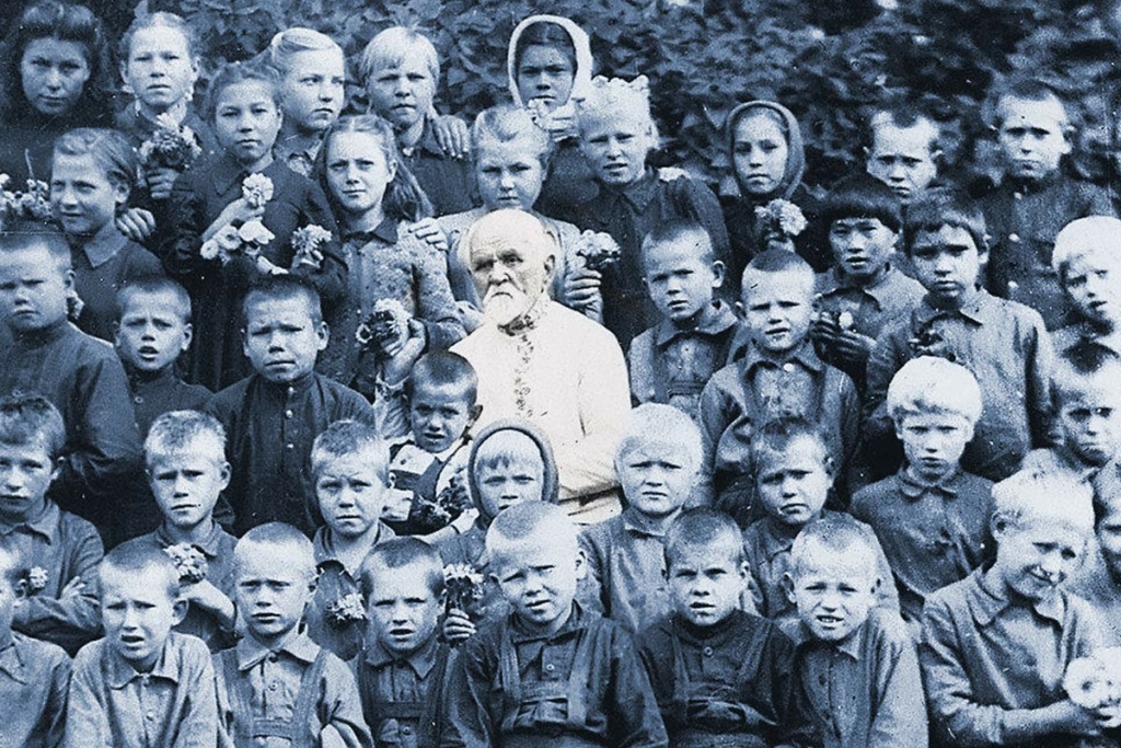 Василий Степанович Ершов в центре. Фото: Алтайский государственный краеведческий музей