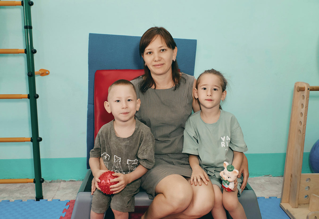 Двойняшки  мамой 