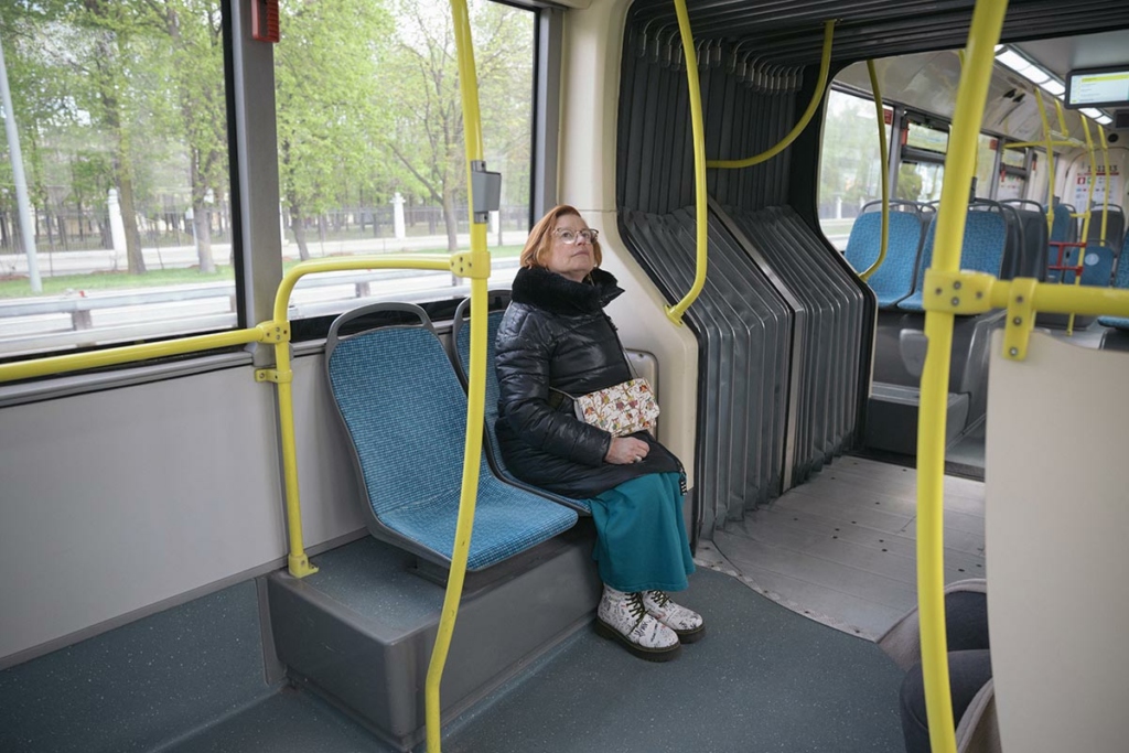 Женщина едет в автобусе 