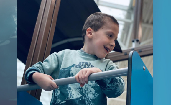 Мальчик на горке