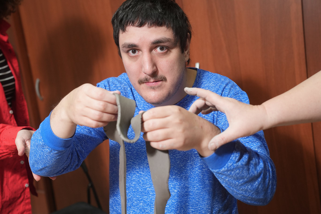 Юноша с РАС в мастерской