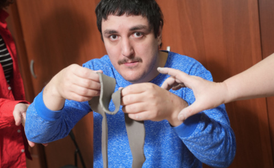 Юноша с РАС в мастерской