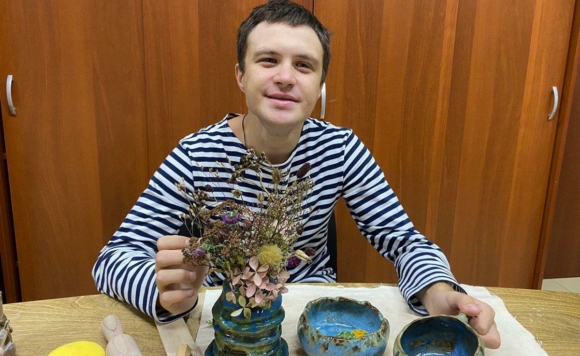 молодой человек за рабочим столом в мастерской