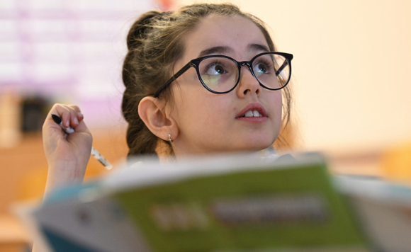 Ученица на уроке в школе