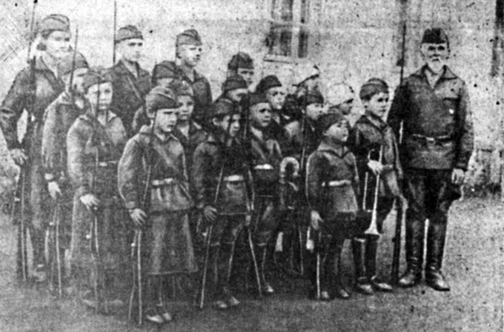 В.С. Ершов с воспитанниками детдома