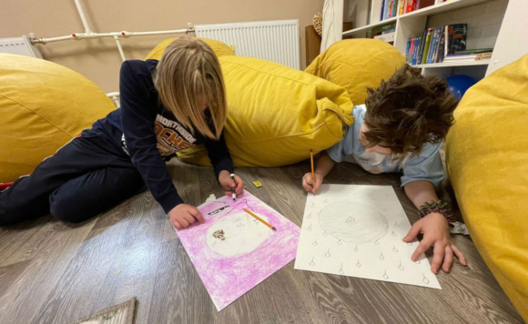 Дети рисуют на полу