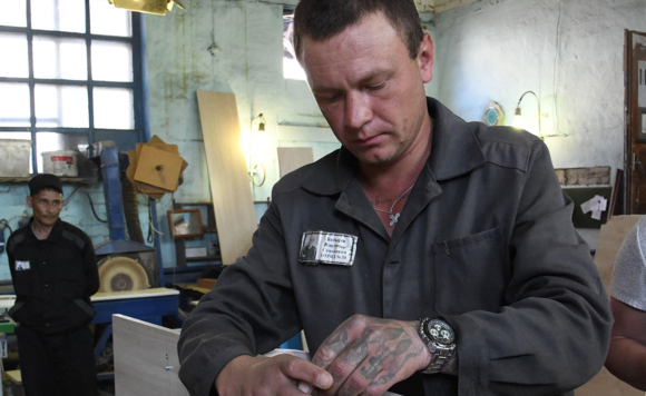 Заключенные исправительной колонии № 5 города Читы в мебельном цехе. Фото: Евгений Епанчинцев / РИА Новости, 25.06.2021