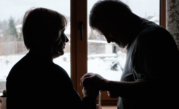 Фигуры мужчины и женщины в контрастном свете