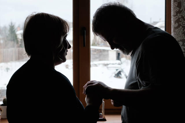 Фигуры мужчины и женщины в контрастном свете