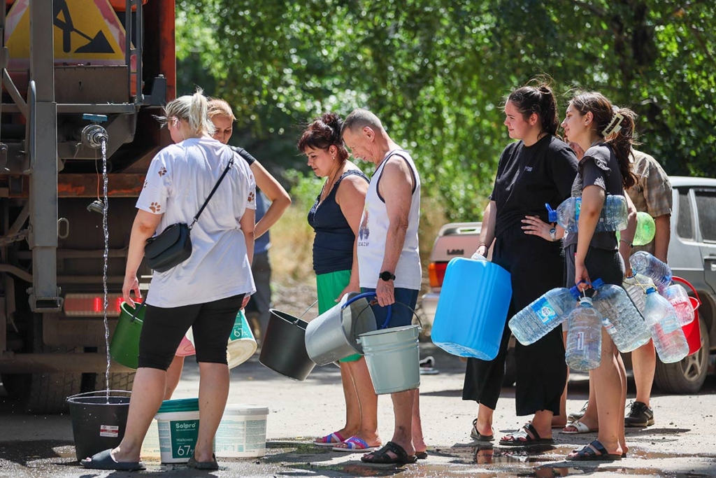 Жители во время раздачи воды в Макеевке