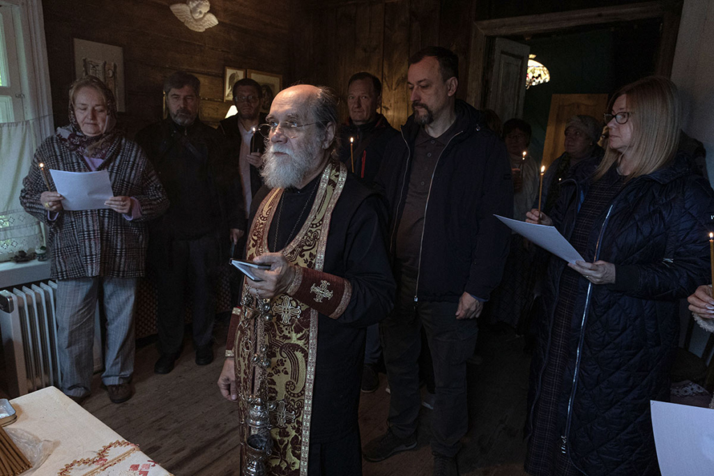 Отец Андрей Леушинский, друг семьи Шиков, служит панихиду на день памяти отца Михаила в его доме