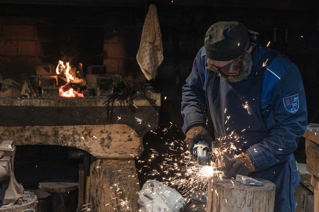 Кузнец Сергей Буров за работой