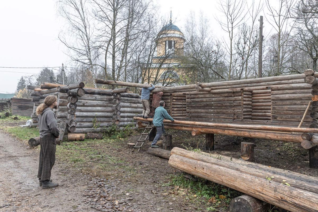 Сборка амбара-двойни, привезенного из Коми в 2022 году