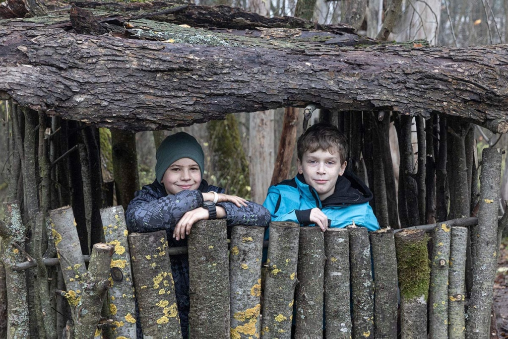 Федор и Илья, дети волонтеров, выросли в «Новом Старом» и уже были на реставрационных работах на Севере. Мальчики в шалаше, построенном Федором за административной избушкой