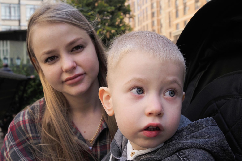 Мальчик с мамой