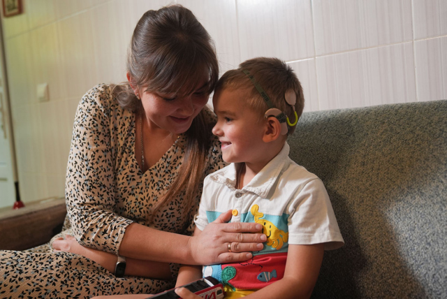 Мальчик в кохлеарном аппарате с мамой