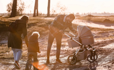 Инна и Евгений с детьми на прогулке