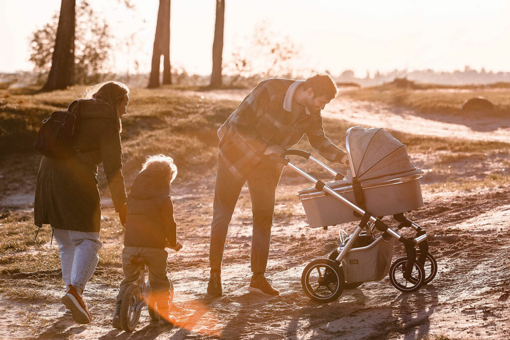 Инна и Евгений с детьми на прогулке