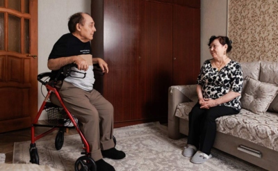 Мужчина на каталке и женщина в комнате