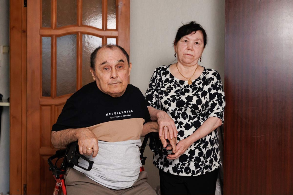 Мужчина и женщина в комнате 