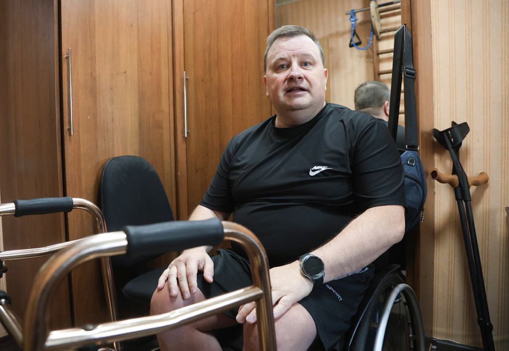 Мужчина на инвалидной коляске