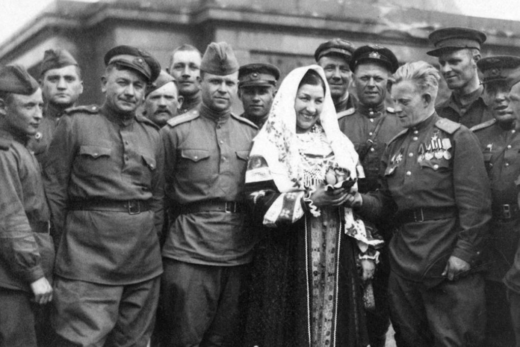 У стен Рейхстага. Справа от Л. Руслановой – герой Советского Союза лётчик-штурмовик Алексей Арсентьевич Рогожин