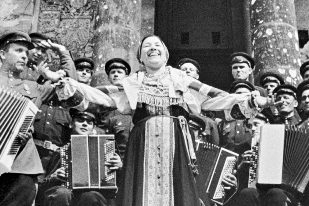 Лидия Русланова выступает с концертом перед советскими воинами на ступенях Рейхстага 2 мая 1945 года. Георгий Петрусов / РИА Новости