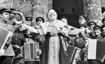 Лидия Русланова выступает с концертом перед советскими воинами на ступенях Рейхстага 2 мая 1945 года. Георгий Петрусов / РИА Новости